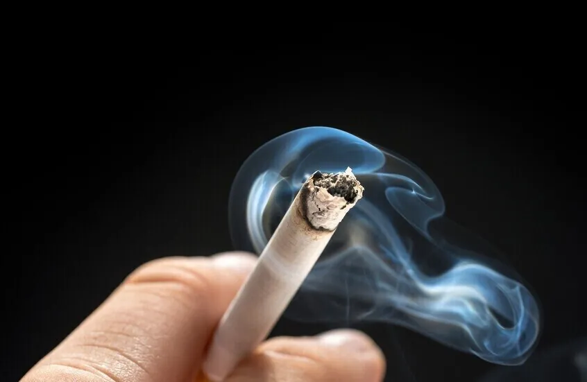 دراسة جديدة: التدخين يغير الجينات في شبكية العين ويزيد خطر فقدان البصر